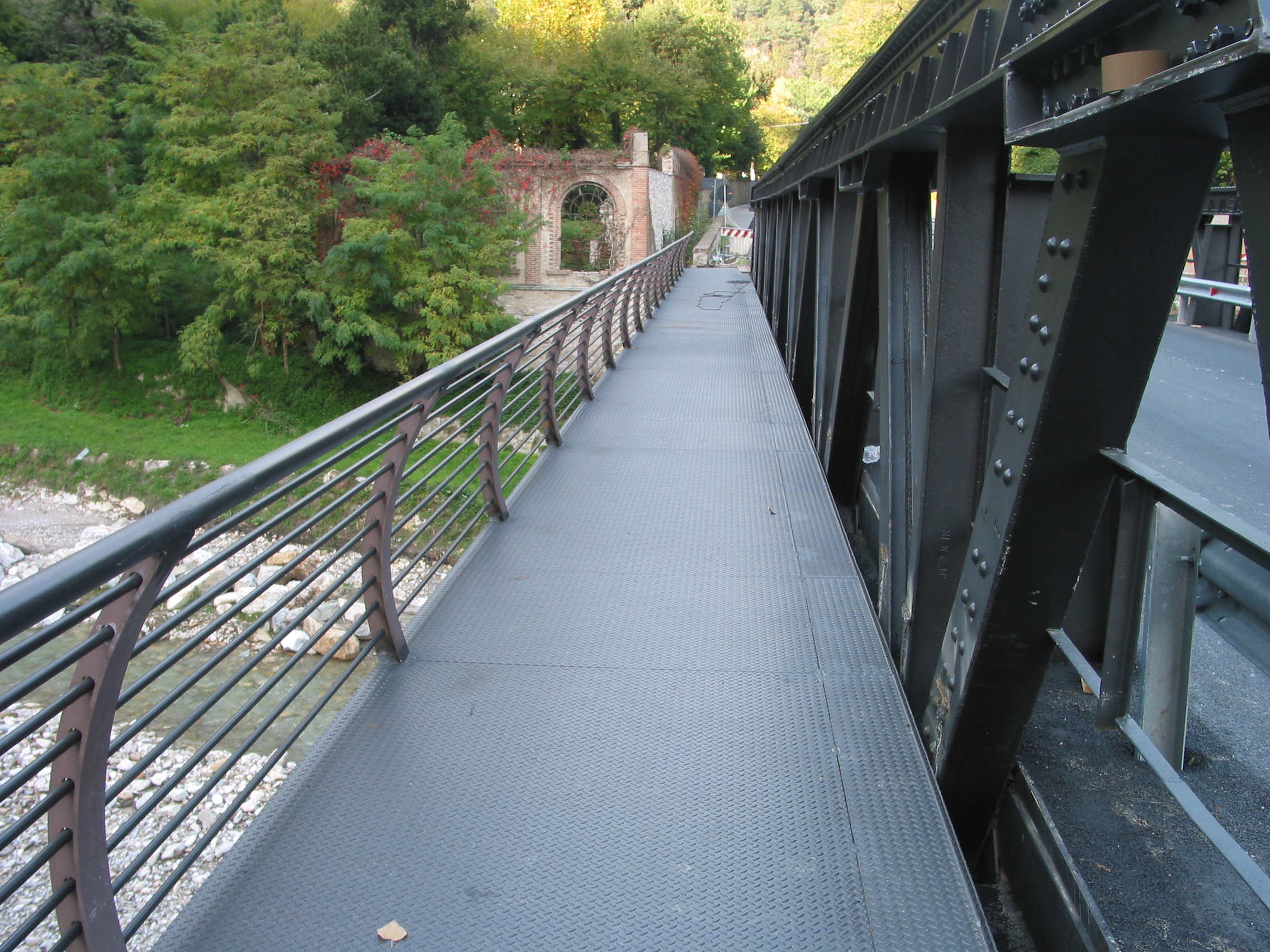 Vista sulla passerella ciclo-pedonale del ponte
